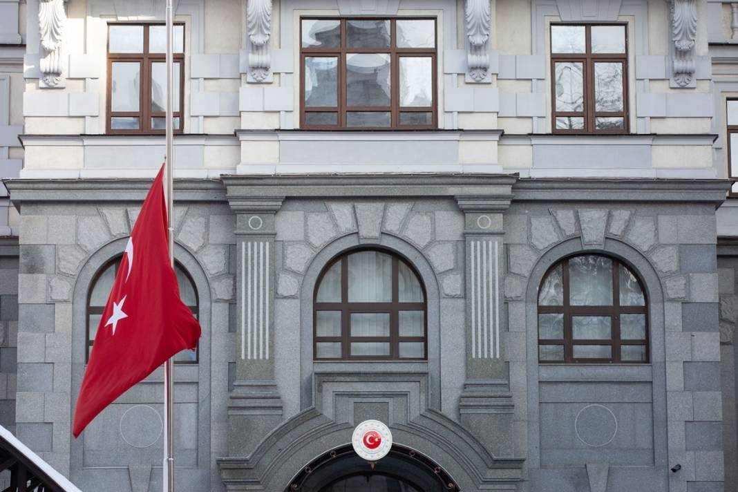 TBMM'deki bütün bayraklar yarıya indirilirken o bayrağa dokunulmadı! Bakın neden... 30